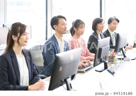 デスクに着席して前を見るビジネスパーソン　セミナー　研修　ビジネス　イメージ 94519186