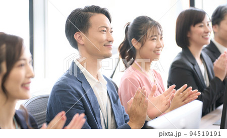 デスクに着席して拍手をするビジネスパーソン セミナー 研修 会議 ビジネスイメージ デスクに着席して拍手をするビジネスパーソン セミナー 研修 会議 ビジネスイメージ 94519191