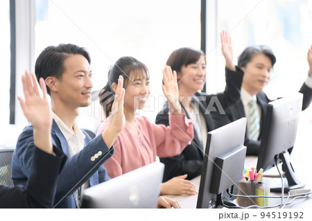 デスクに着席して手を挙げるビジネスパーソン セミナー 研修 会議 ビジネスイメージ デスクに着席して手を挙げるビジネスパーソン セミナー 研修 会議 ビジネスイメージ 94519192