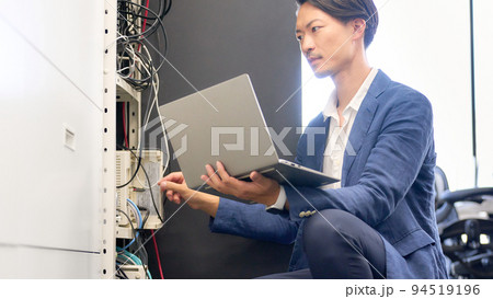 社内ネットワークをチェックするビジネスマン 情シス ビジネスイメージ 社内ネットワークをチェックするビジネスマン 情シス ビジネスイメージ 94519196