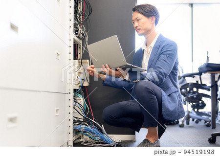 社内ネットワークをチェックするビジネスマン　情シス　ビジネスイメージ 94519198