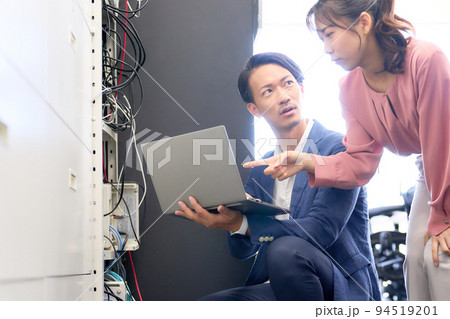 社内ネットワークをチェックするビジネスマン 情シス ビジネスイメージ 社内ネットワークをチェックするビジネスマン 情シス ビジネスイメージ 94519201