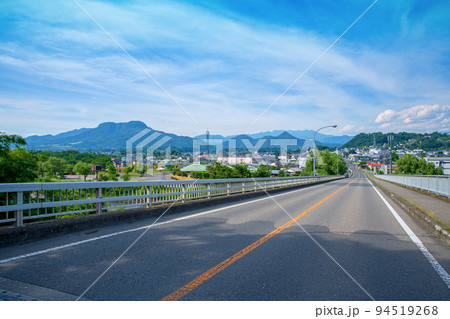 利根川 地蔵橋からの風景 沼田市街地 尾瀬方面 新緑の季節 利根川 地蔵橋からの風景 沼田市街地 尾瀬方面 新緑の季節 94519268
