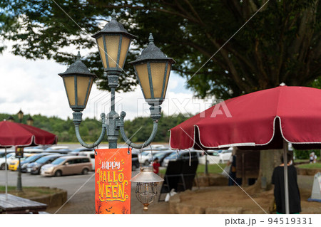 ハロウィン仕様の街灯 94519331