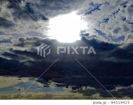 曇り空に現れた「天使の梯子」水彩画風 曇り空に現れた「天使の梯子」水彩画風 94519425