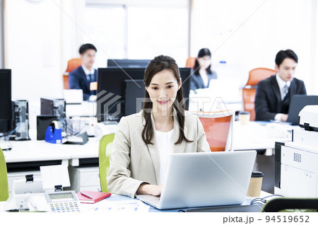 オフィスで仕事をする若い女性 94519652