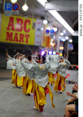 アーケードで舞うよさこい 94519700