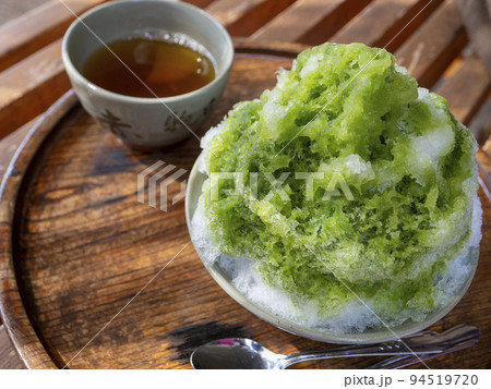夏の冷たい抹茶かき氷 94519720