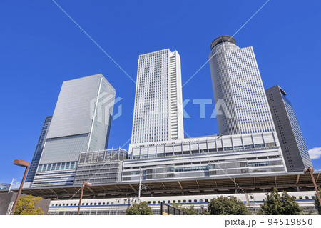 愛知県名古屋市　晴天のJR名古屋駅（太閤通口方面）と周辺のビル群 94519850