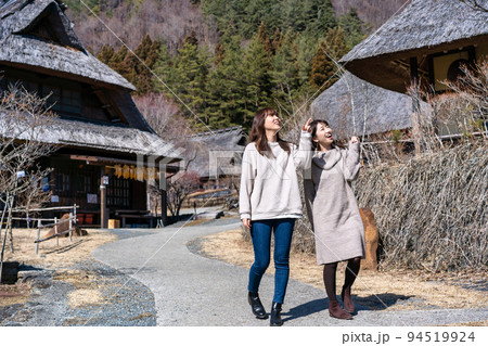 茅葺民家を観光する二人の女性《撮影協力:西湖いやしの里根場様》 茅葺民家を観光する二人の女性《撮影協力:西湖いやしの里根場様》 94519924