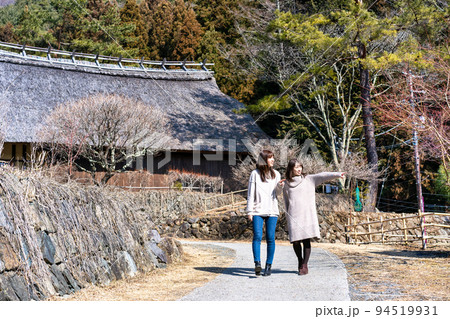 茅葺民家を観光する二人の女性《撮影協力：西湖いやしの里根場様》 94519931