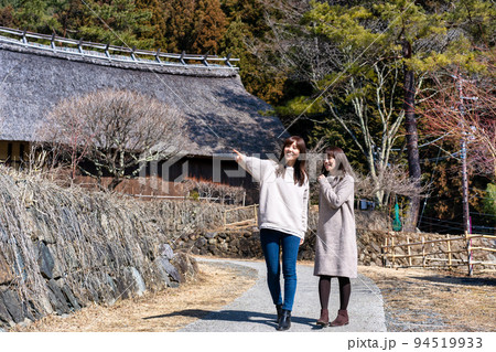 茅葺民家を観光する二人の女性《撮影協力：西湖いやしの里根場様》 94519933