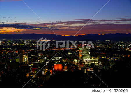 金華山ドライブウェイ展望台から見る秋の岐阜の夜景 94520266