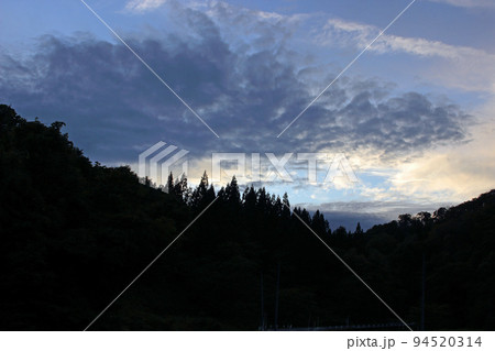 スギ林のある里山と空の夕景　福島県只見町 94520314
