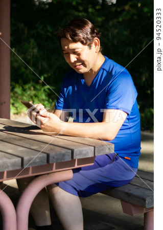 トレーニングする男性 94520333