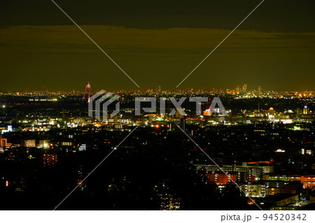 金華山ドライブウェイ展望台から見る秋の名古屋の夜景 94520342
