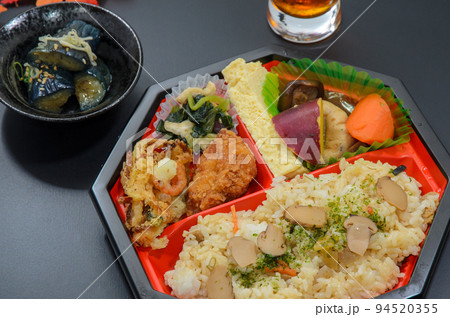 松茸ご飯弁当と茄子の揚げ浸し 94520355