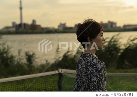 夕方 河川敷 ショートヘアの女性 夕方 河川敷 ショートヘアの女性 94520791