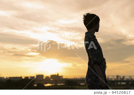 夕日 河川敷 ショートヘアの女性 夕日 河川敷 ショートヘアの女性 94520817