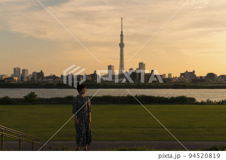 夕方 河川敷 ショートヘアの女性 夕方 河川敷 ショートヘアの女性 94520819