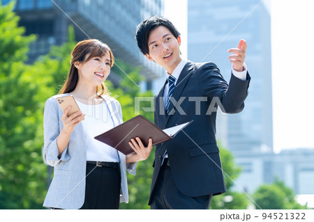 ビジネス 女性 男性 チーム 打ち合わせ 営業 ビジネスマン ビジネス 女性 男性 チーム 打ち合わせ 営業 ビジネスマン 94521322