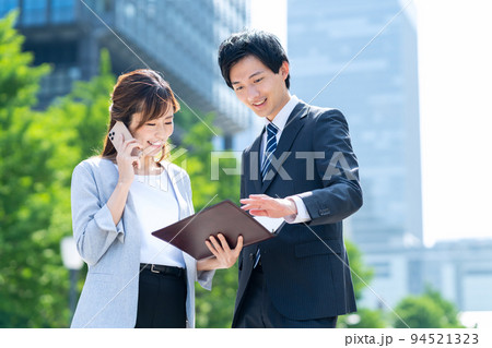 ビジネス 女性 男性 チーム 打ち合わせ 営業 ビジネスマン ビジネス 女性 男性 チーム 打ち合わせ 営業 ビジネスマン 94521323