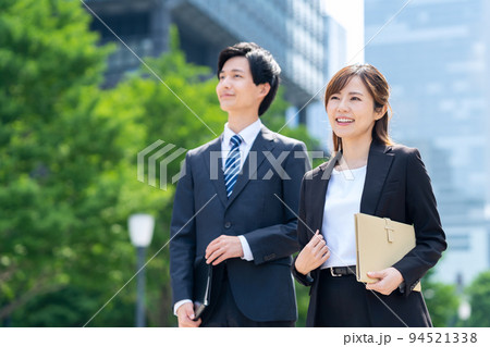 ビジネス 女性 男性 チーム 営業 ビジネスマン ビジネス 女性 男性 チーム 営業 ビジネスマン 94521338