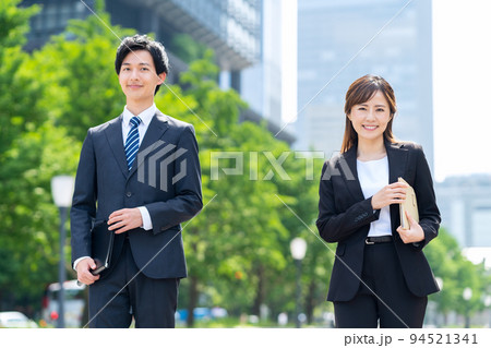ビジネス　女性　男性　チーム　営業　ビジネスマン 94521341