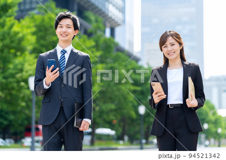 ビジネス　女性　男性　チーム　営業　ビジネスマン 94521342
