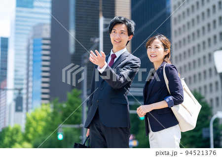 ビジネス　女性　男性　チーム　営業　ビジネスマン 94521376
