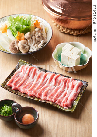 黒豚肩ロースうす切り　しゃぶしゃぶ用　150g 94521423