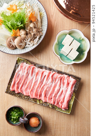 黒豚肩ロースうす切り　しゃぶしゃぶ用　150g 94521425