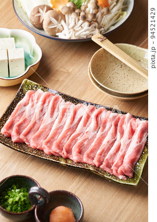 黒豚肩ロースうす切り しゃぶしゃぶ用 150g 黒豚肩ロースうす切り しゃぶしゃぶ用 150g 94521429