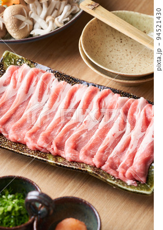 黒豚肩ロースうす切り しゃぶしゃぶ用 150g 黒豚肩ロースうす切り しゃぶしゃぶ用 150g 94521430