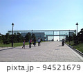 ガラスの建物の奥に東京湾が広がる青空の都立葛西臨海公園 94521679