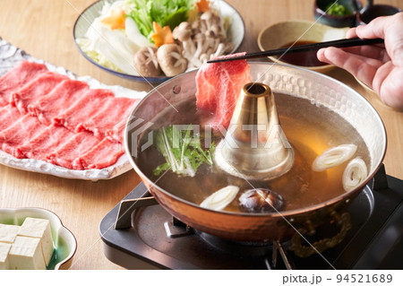 国産和牛もも肉うす切り　出汁に潜らせる 94521689