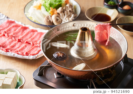 国産和牛もも肉うす切り　出汁に潜らせる 94521690