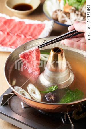国産和牛もも肉うす切り　出汁に潜らせる 94521691