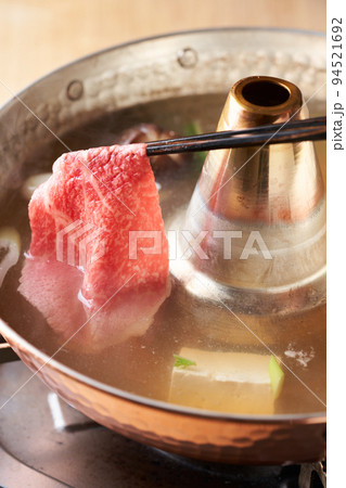 国産和牛もも肉うす切り　出汁に潜らせる 94521692