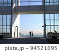 ガラスの建物の奥に東京湾が広がる青空の都立葛西臨海公園 94521695