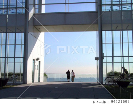 ガラスの建物の奥に東京湾が広がる青空の都立葛西臨海公園 94521695