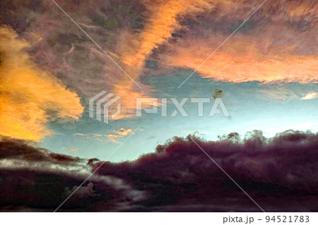 曇り空の「夕焼け」水彩画風 94521783