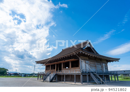 三重県明和町　復元されたさいくう平安の杜の正殿と秋空 94521802