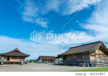 三重県明和町　復元されたさいくう平安の杜の三棟の建物と秋空 94521867