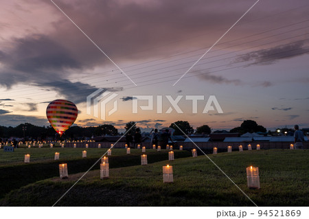 三重県明和町　復元された斎宮跡のろうそくと竹の灯りイベントと熱気球 94521869