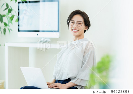 ノートパソコンを操作するビジネスウーマン 94522393