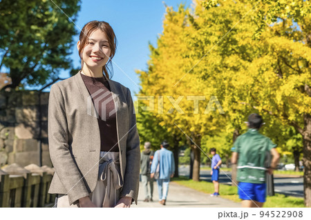 紅葉の東京丸の内を歩く若い女性 紅葉の東京丸の内を歩く若い女性 94522908