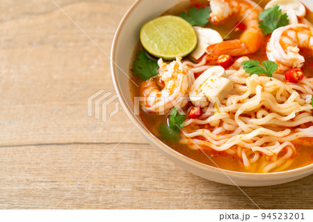 instant noodles ramen in spicy soup with shrimps (Tom Yum Kung) 94523201