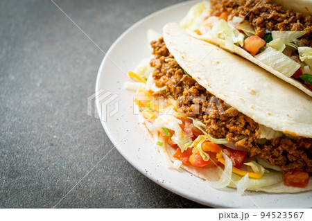 Mexican tacos with minced chicken Mexican tacos with minced chicken 94523567