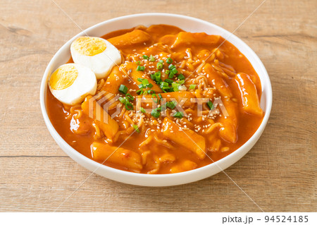 Korean instant noodle and Tteokbokki in Korean spicy sauce - Rabokki 94524185